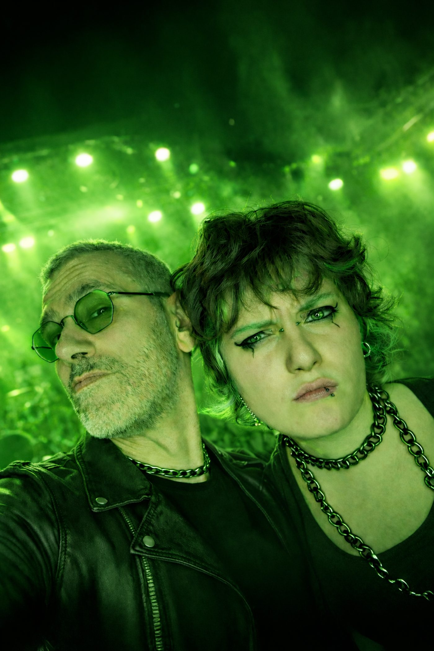 Nadia e GiO di Aritmia a un concerto, in luce verde